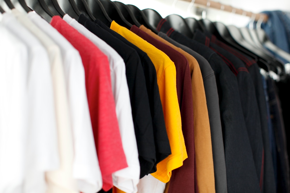 Portant de polos et t-shirts colorés prêts à personnaliser