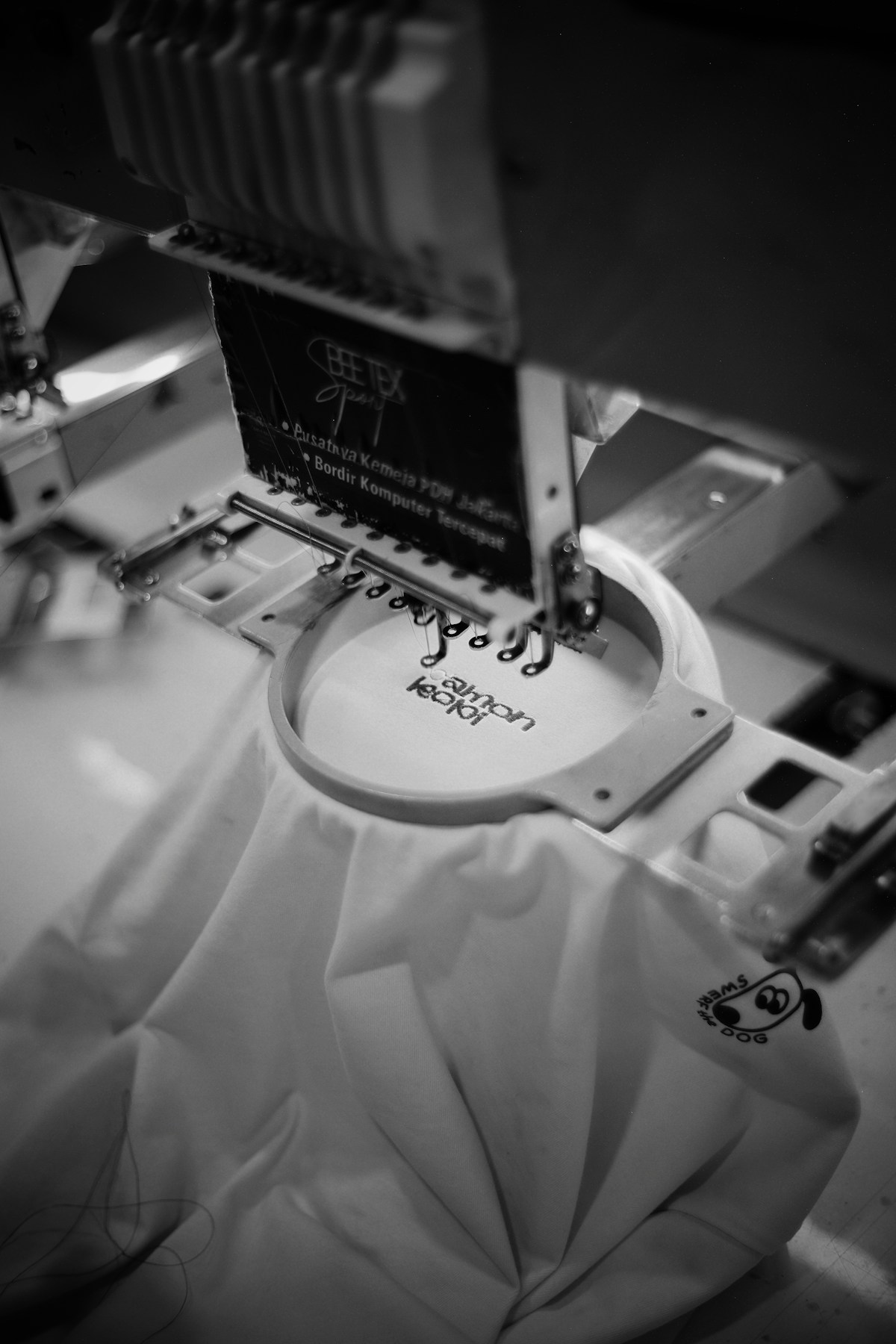 Machine de broderie en production